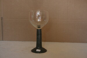 Wijnglas met keramieken voet