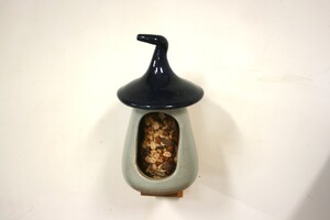 Vogelvoederhuisje Blauw op houten steuntje