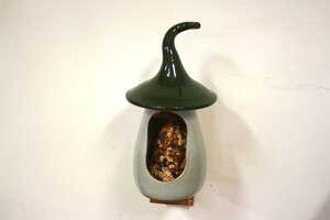 Vogelvoederhuisje Groen op houten steuntje