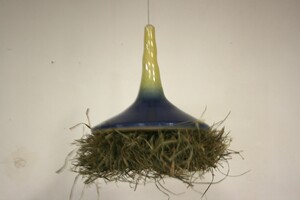 Oorwormpot aan staaldraad