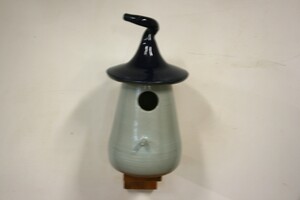 Vogelhuisje Blauw op houten steuntje