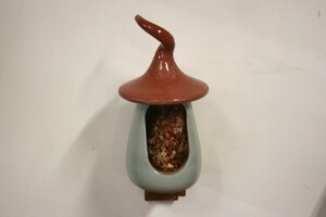 Vogelvoederhuisje Rood op houten steuntje