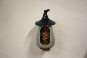 Vogelvoederhuisje Blauw op houten steuntje