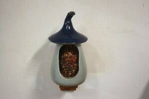 Vogelvoederhuisje Blauw op houten steuntje