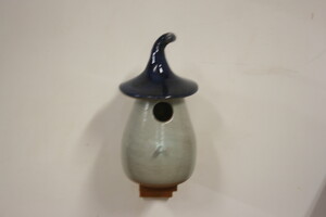 Vogelhuisje Blauw op houten steuntje