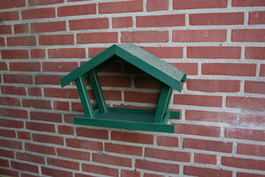 Voederhuisje aan de muur