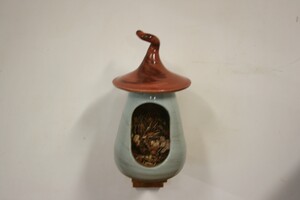 Vogelvoederhuisje Rood op houten steuntje