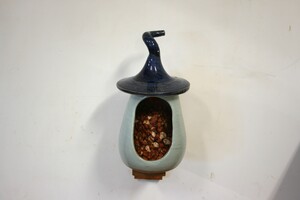Vogelvoederhuisje Blauw op houten steuntje