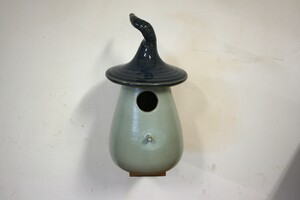 Vogelhuisje Blauw op houten steuntje
