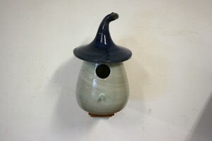 Vogelhuisje Blauw op houten steuntje