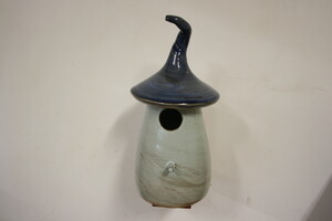 Vogelhuisje Blauw op houten steuntje