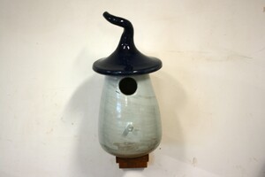 Vogelhuisje Blauw op houten steuntje