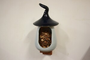 Vogelvoederhuisje Blauw op houten steuntje