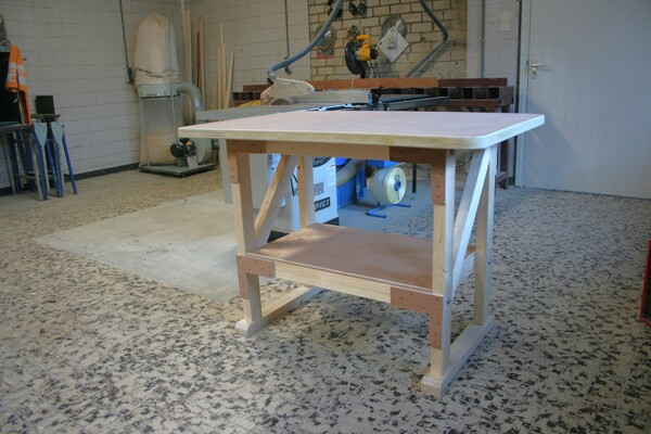 Houten werkbanken, werktafels, inpaktafels en ladeblokken