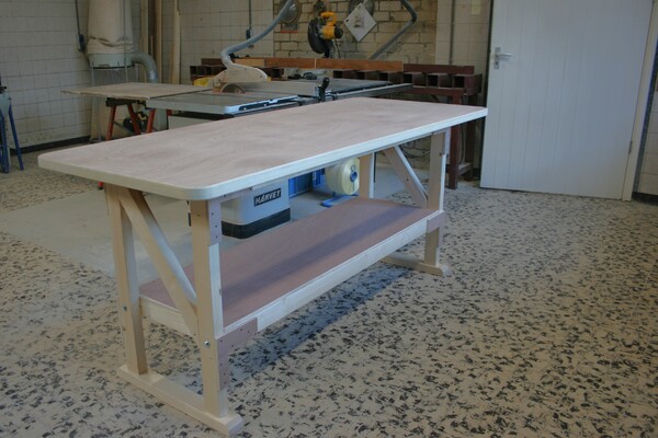 Houten werkbanken, werktafels, inpaktafels en ladeblokken