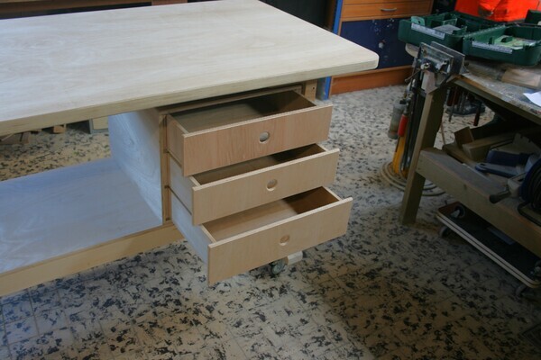 Houten werkbanken, werktafels, inpaktafels en ladeblokken