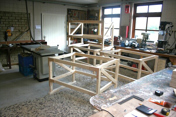 Houten werkbanken, werktafels, inpaktafels en ladeblokken