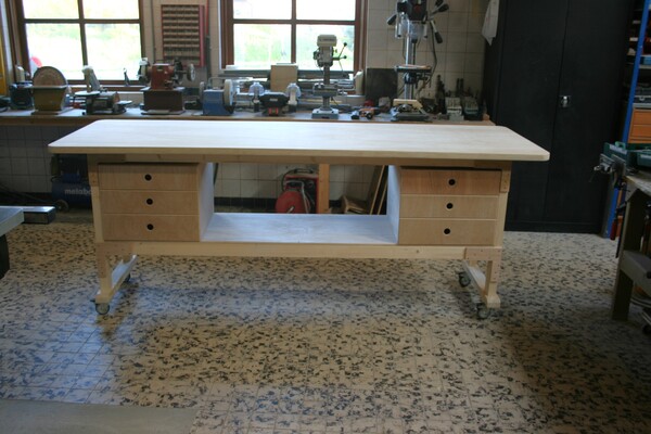 Houten werkbanken, werktafels, inpaktafels en ladeblokken