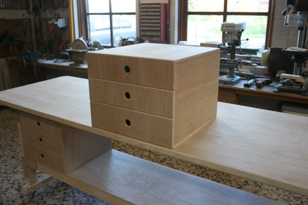 Houten werkbanken, werktafels, inpaktafels en ladeblokken