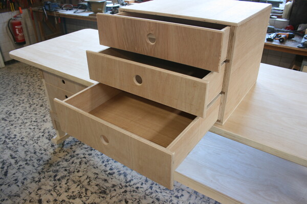 Houten werkbanken, werktafels, inpaktafels en ladeblokken